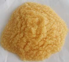 軟化樹脂是專用于軟化硬水的一種專用樹脂，通過(guò)離子交換技術(shù)，使水的硬度小于50 mg/L(CaCO3)。離子交換是一種特殊的動(dòng)態(tài)吸附過(guò)程，一般是由不溶于水的離子交換劑在電解質(zhì)溶液中進(jìn)行，這種離子交換劑即為離子交換樹脂。